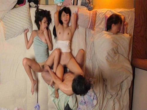 Adik laki-laki yang penuh nafsu meniduri 3 kakak perempuan saat mereka tidur