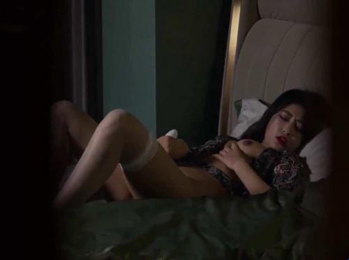 Putranya meniduri ibu tirinya yang masih kecil ketika dia melihatnya berhubungan seks