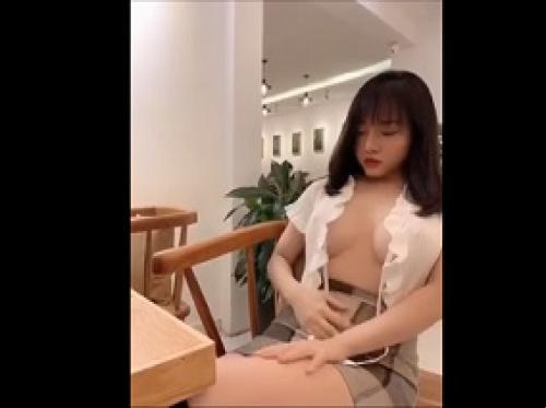 Instagram Hotgirl menampilkan produk di mana-mana